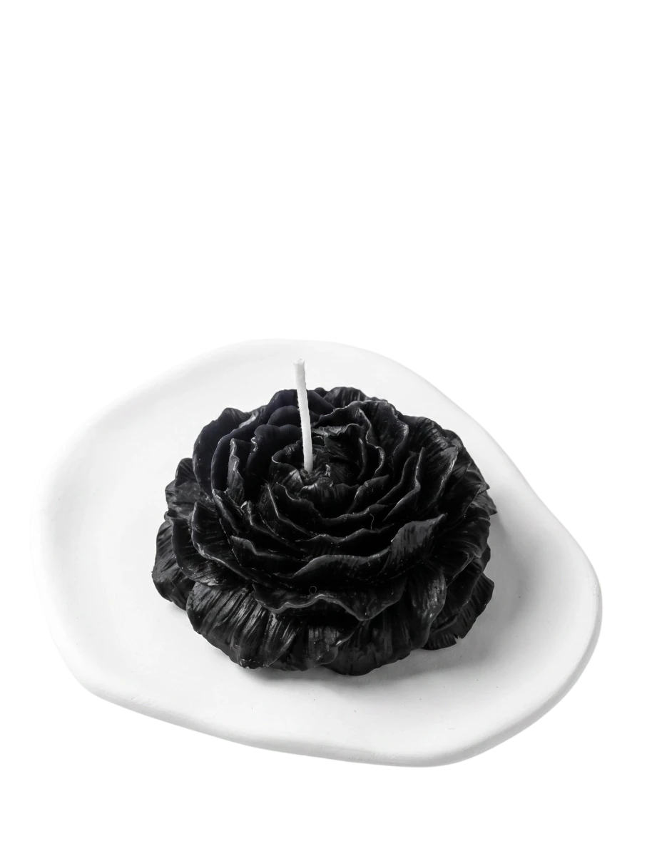 MieleGifts black peony shaped soy wax candle on a white ceramic tray, featuring intricate petal details.