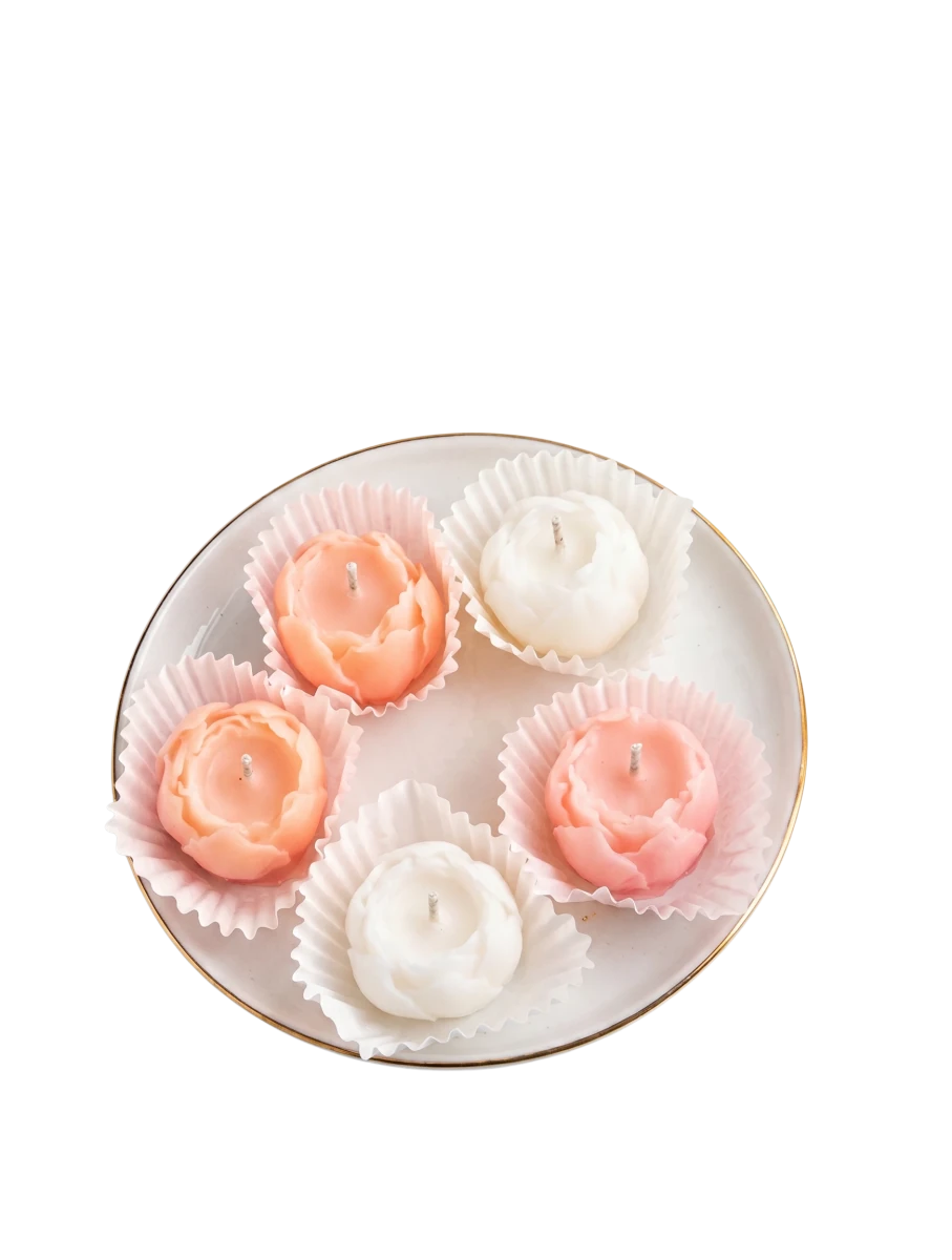 MieleGifts miniature rose-shaped soy wax candles in pink and white, arranged on a small decorative plate.