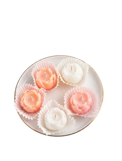 MieleGifts miniature rose-shaped soy wax candles in pink and white, arranged on a small decorative plate.